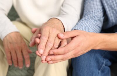 Proche d’une personne malade, comment se rendre utile ?
